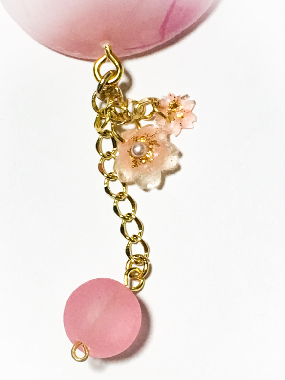 サクラ模様の半円玉〈ピンク〉バックチャーム 3枚目の画像