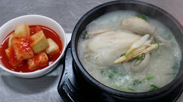 韓国本番の味！参鶏湯「高麗人参＋ナツメ＋銀蘭＋もち米」入り！疲労回復に！！ 2枚目の画像