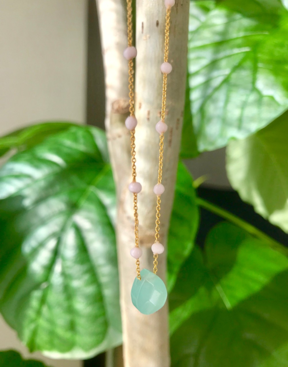 海の色カルセドニー・ネックレス（ピンクチェーン）