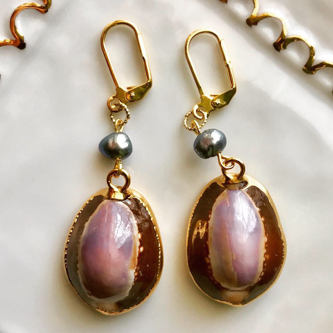 ハワイアンカウリーシェル・ピアス（パープル）