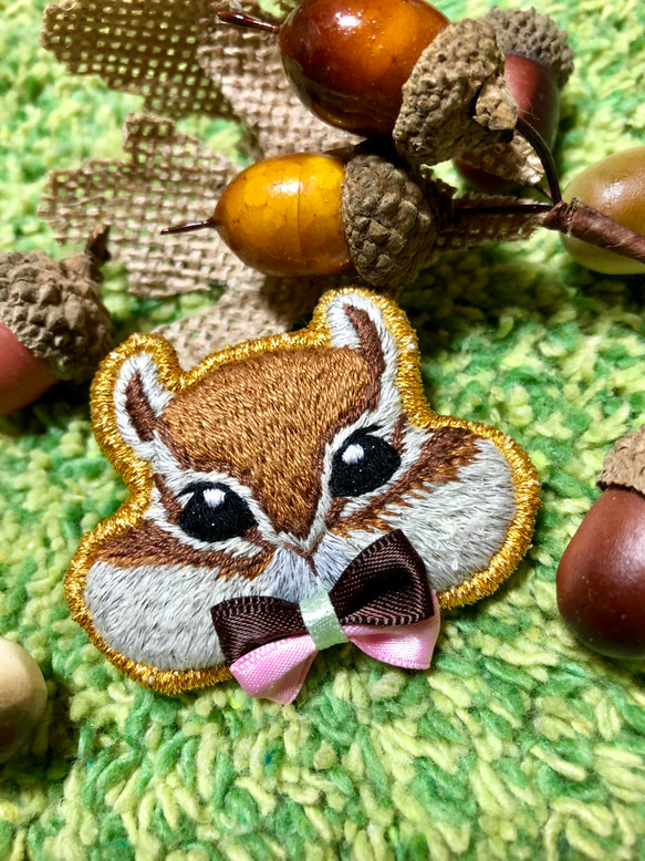 ほっぺたキラッと！シマリスちゃんの手刺繍タッグピンブローチ 1枚目の画像