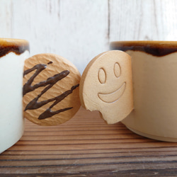 ペアマグカップ   ブラウン/淡黄ベース  (チョコ掛けクッキー、スマイルクッキー) 2枚目の画像