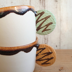 ペアマグカップ   ブラウン/白色  (チョコ掛けクッキー、チョコ掛けミントクッキー) 2枚目の画像