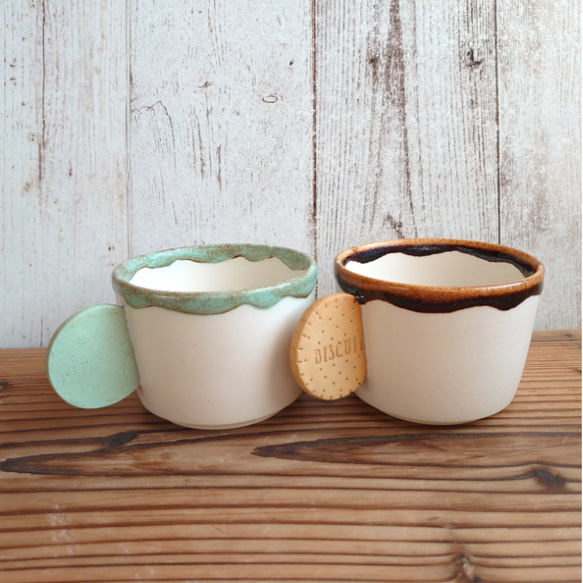 ペアマグカップ   白色  (渋ミント色チョコ掛けミントクッキー、茶色ビスケット) 2枚目の画像