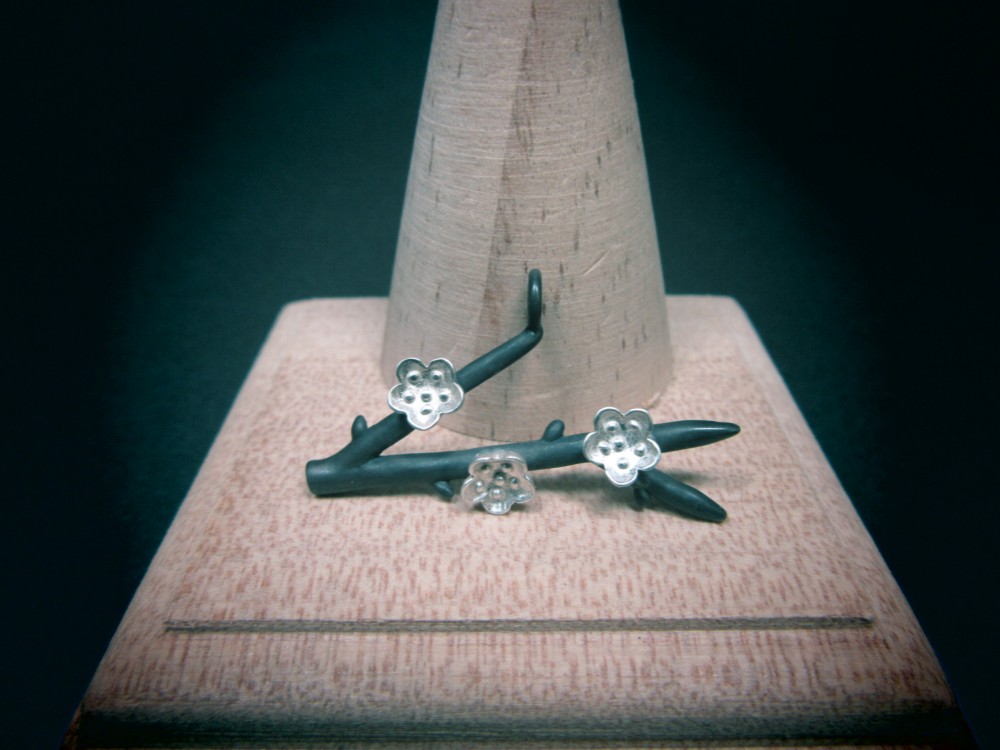 「ウメ」ネックレス　～白～