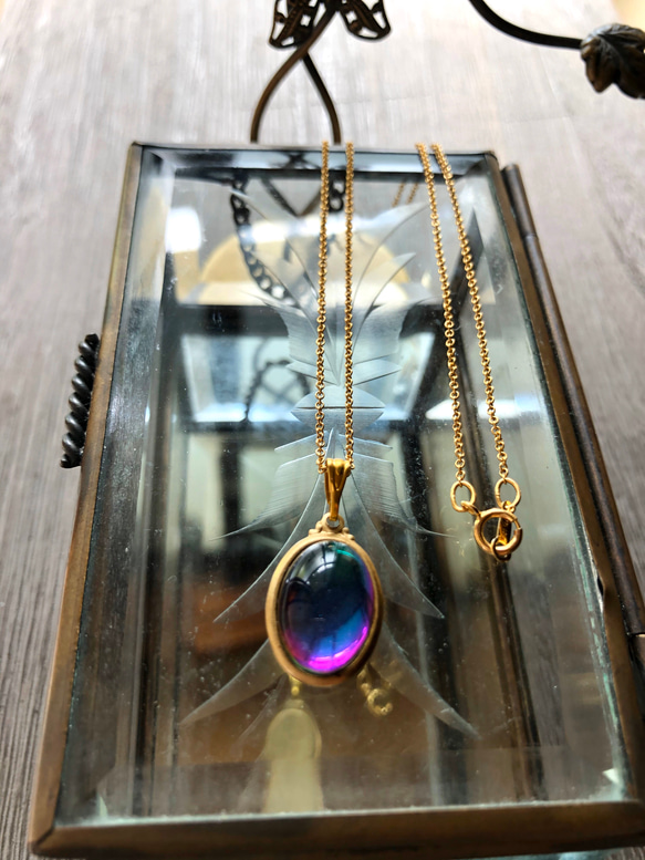ヴィンテージアイリスカラーglasのネックレス 2枚目の画像