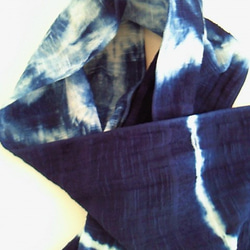 ◆天然灰汁発酵建て 本藍染め製品◆　木綿の絞りストール 2枚目の画像