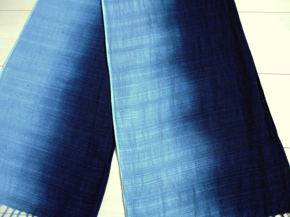 ◆グラデーション染め キラキラコットンストール◆　〜100％自然素材　灰汁発酵建て藍染〜 2枚目の画像