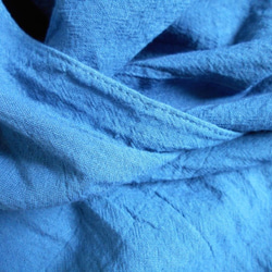 ◆100％自然素材　天然灰汁発酵建て藍染◆　ふんわ～り コットンロングストール 8枚目の画像