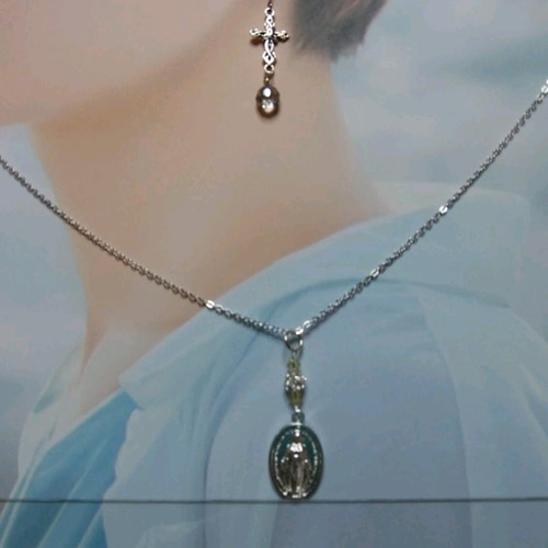 送料無料メダイとキラキラ光るスワロフスキーのペンダントとシンプル  