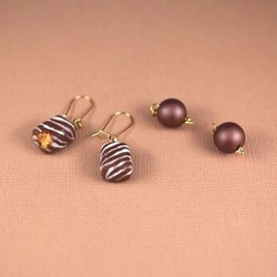 小さな手作りチョコとパールの着せ替え2wayピアス【Aセット】金属アレルギー対応 1枚目の画像