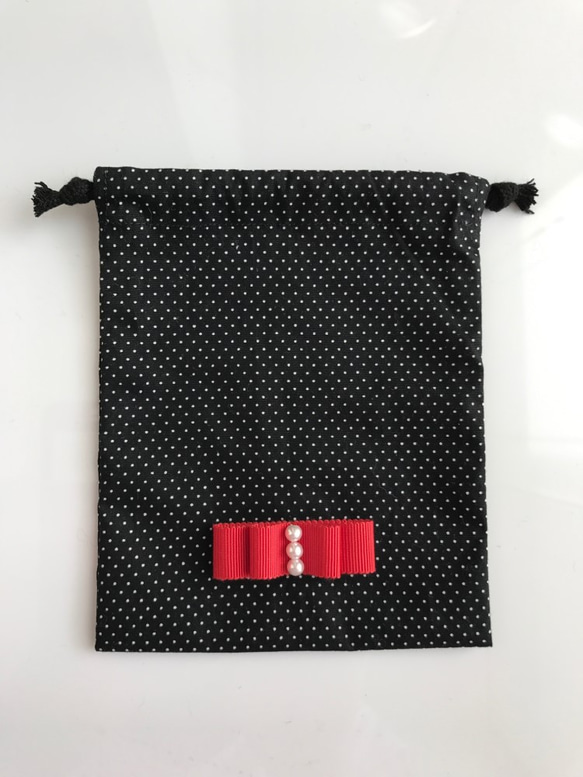 携帯に便利‼授乳ストラップ・黒地に小さなドット（赤いリボン）＆ポーチ 2枚目の画像