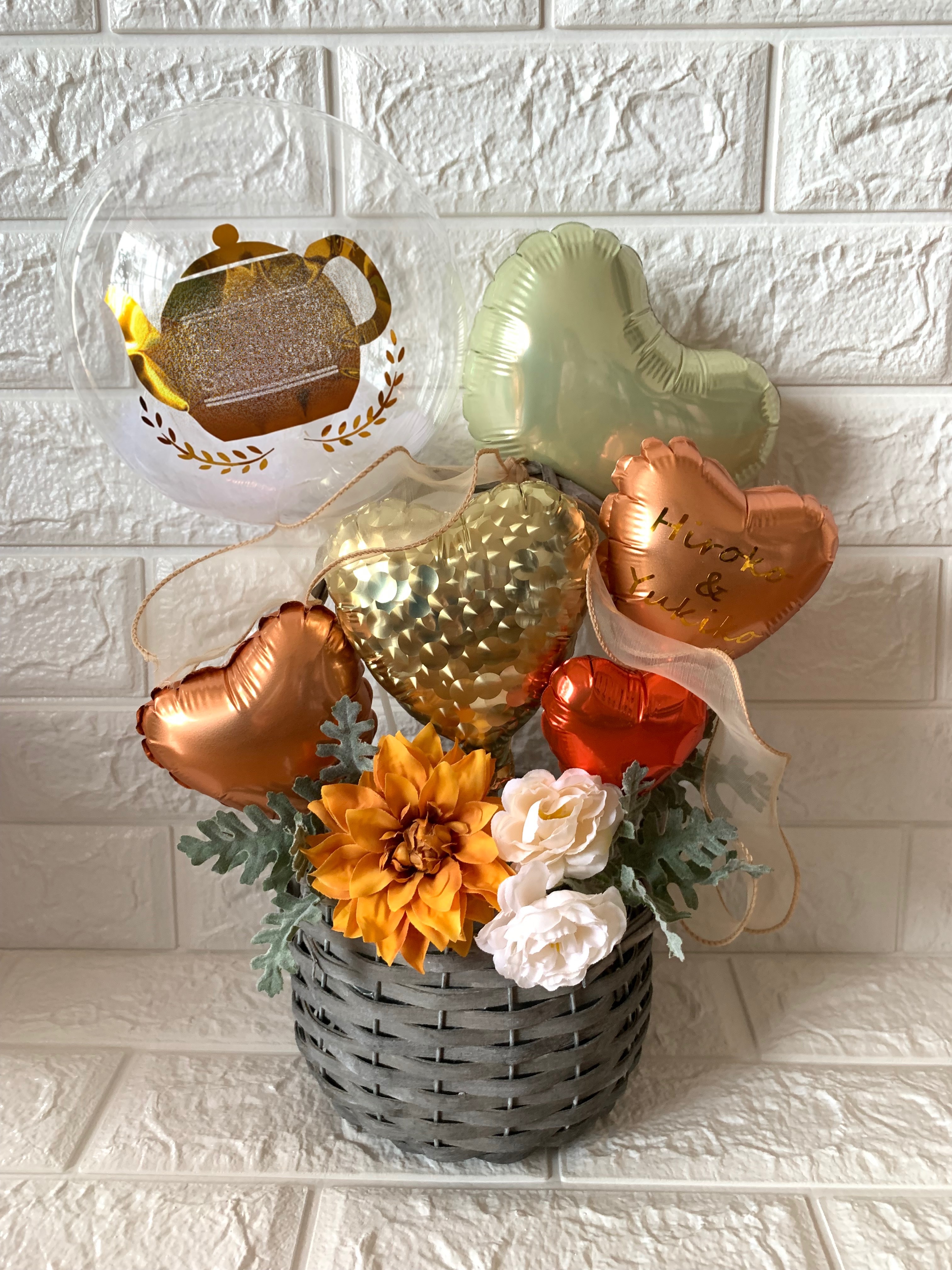 クリアバルーン付カゴ入りナチュラルアレンジメント