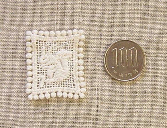 レースモチーフ・リス 2枚目の画像