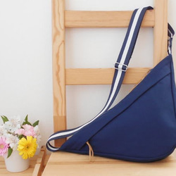 三角形のショルダーバッグ・ネイビー 1枚目の画像
