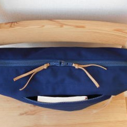 三角形のショルダーバッグ・ネイビー 4枚目の画像