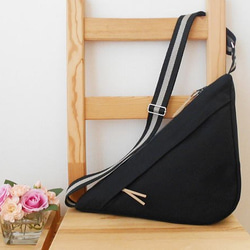 三角形のショルダーバッグ・ブラック 1枚目の画像