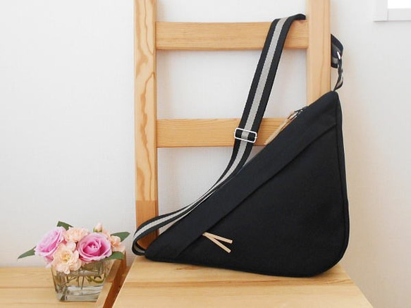 三角形のショルダーバッグ・ブラック 1枚目の画像