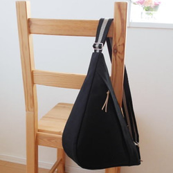 三角形のショルダーバッグ・ブラック 2枚目の画像