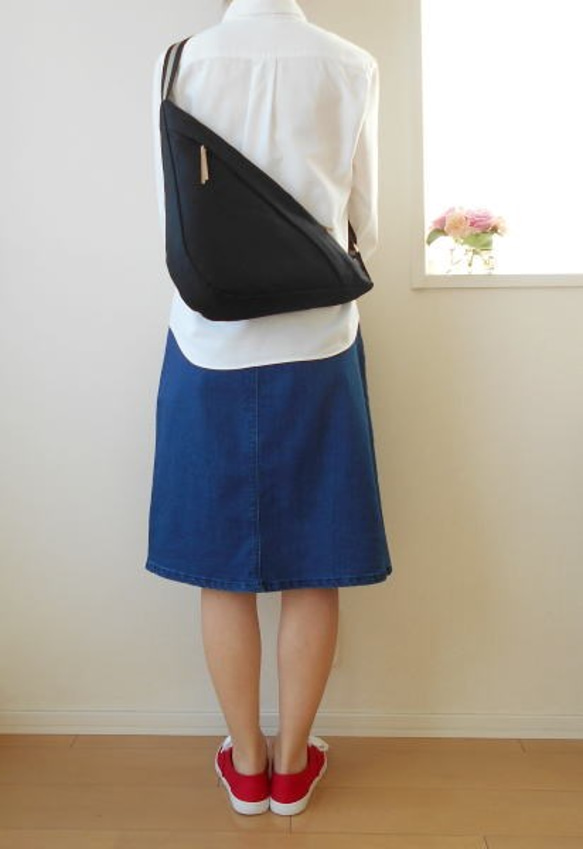 三角形のショルダーバッグ・ブラック 3枚目の画像