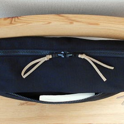 三角形のショルダーバッグ・ブラック 4枚目の画像