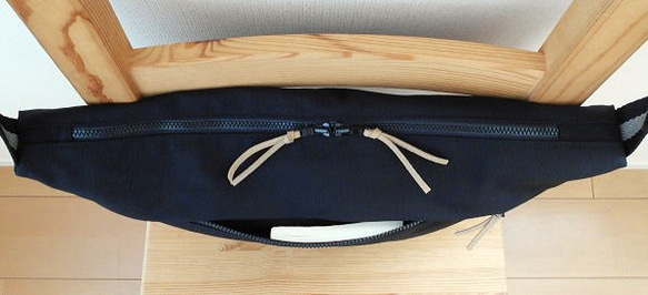 三角形のショルダーバッグ・ブラック 4枚目の画像