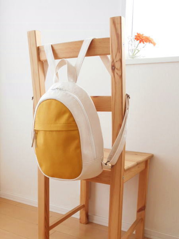 たまご型リュック・マスタード×オフホワイト 1枚目の画像