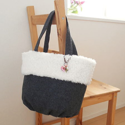 バッグチャーム付き・冬のボアトート 1枚目の画像