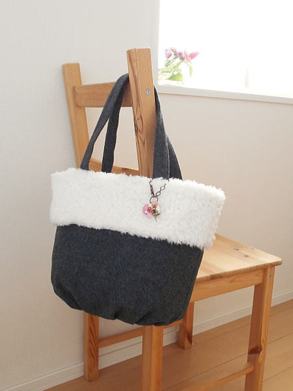 バッグチャーム付き・冬のボアトート 1枚目の画像