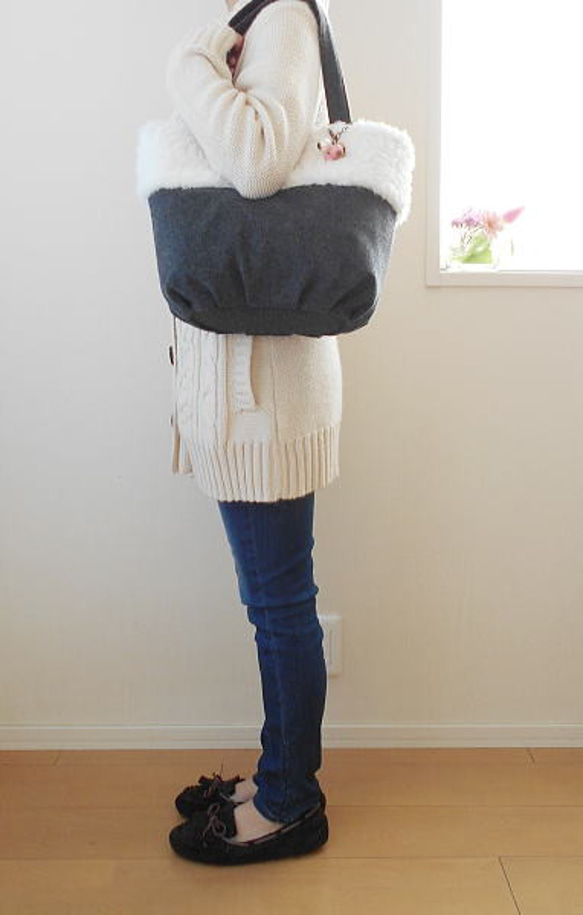 バッグチャーム付き・冬のボアトート 2枚目の画像