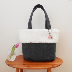 バッグチャーム付き・冬のボアトート 3枚目の画像