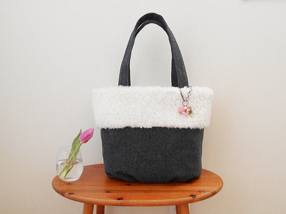 バッグチャーム付き・冬のボアトート 3枚目の画像