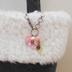 バッグチャーム付き・冬のボアトート 4枚目の画像