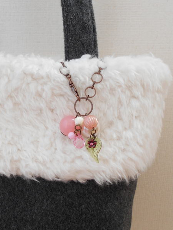バッグチャーム付き・冬のボアトート 4枚目の画像