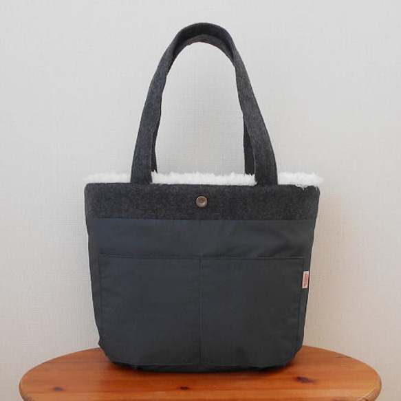 バッグチャーム付き・冬のボアトート 8枚目の画像