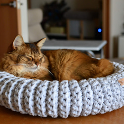 《送料無料》爪とぎしても大丈夫♪ひとつひとつ手編み minas 猫用ラウンドベッド ライトグレー Mサイズ 1枚目の画像