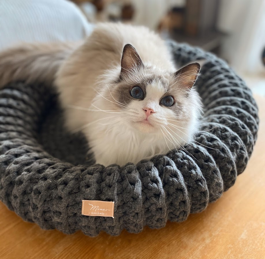 《送料無料》爪とぎしても大丈夫♪ひとつひとつ手編み minas 猫用ラウンドベッド チャコール Mサイズ