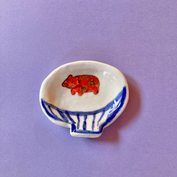 白米に赤べこ豆皿 2枚目の画像
