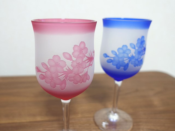 切子にも使われる色被せワイングラス　桜　ペア 2枚目の画像