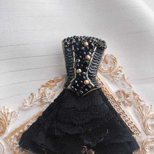 ビーズ刺繍ブローチ⭐︎レースドレス ブラック ブローチ Akatuki ビーズ刺繍ブローチ⭐︎レースドレス ブラック ブローチ Akatuki