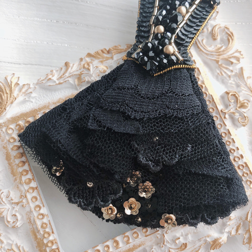 ビーズ刺繍ブローチ⭐︎レースドレス ブラック ブローチ Akatuki 通販