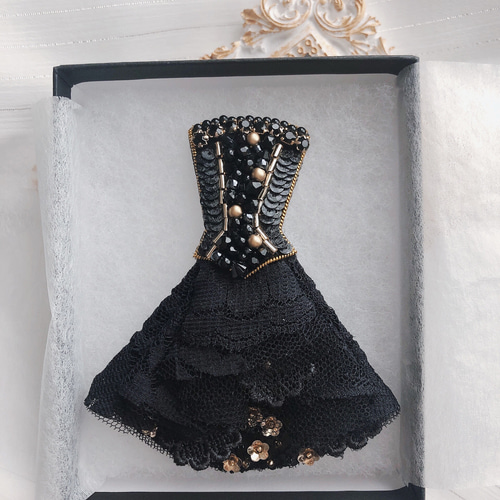 ビーズ刺繍ブローチ⭐︎レースドレス ブラック ブローチ Akatuki 通販
