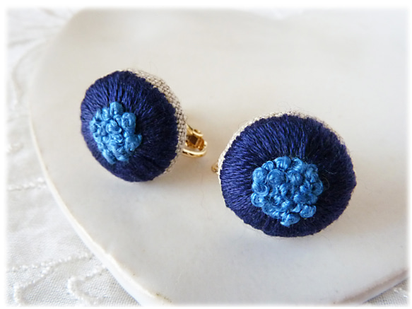 花刺繍のイヤリング ／ ネイビー×ブルー 1枚目の画像