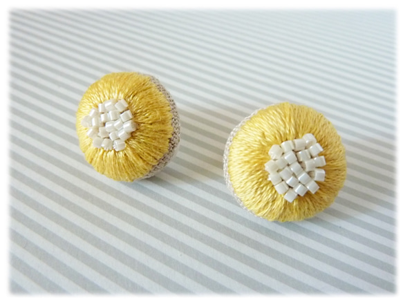 花刺繍のイヤリング ／ 黄×白ビーズ 1枚目の画像
