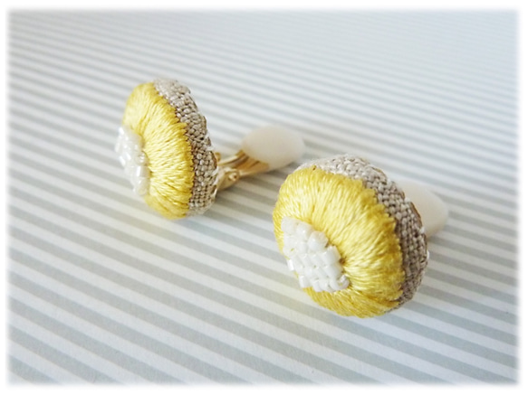 花刺繍のイヤリング ／ 黄×白ビーズ 2枚目の画像