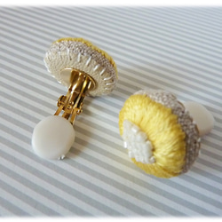 花刺繍のイヤリング ／ 黄×白ビーズ 3枚目の画像