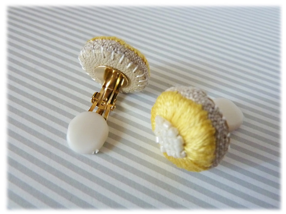 花刺繍のイヤリング ／ 黄×白ビーズ 3枚目の画像