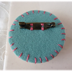 クローバーうさぎ　刺繍ブローチ／シロツメクサ 3枚目の画像