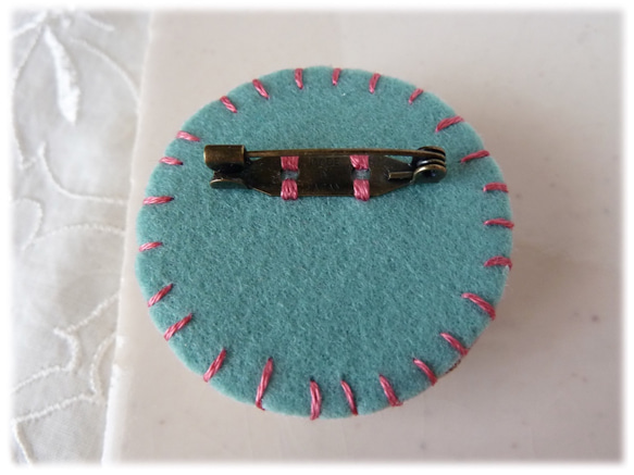 クローバーうさぎ　刺繍ブローチ／シロツメクサ 3枚目の画像