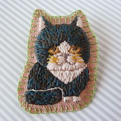 おすわり猫　刺繍ブローチ　クロ 1枚目の画像